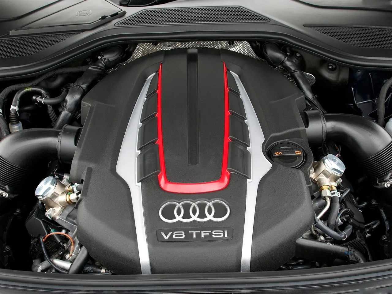 Audi S8 (2013) – motorový prostor
