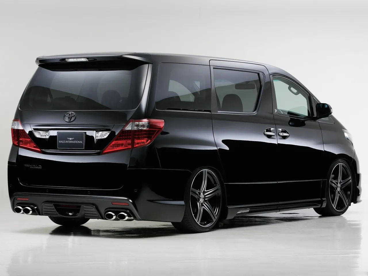 Wald Toyota Alphard (2009) – zadní tříčtvrteční pohled