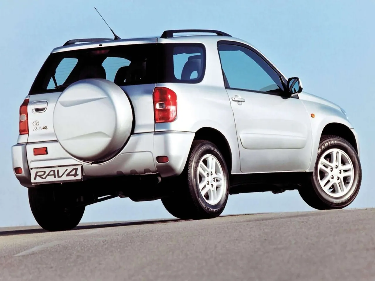 Toyota RAV4 3door (2003) - Rear Three-Quarter