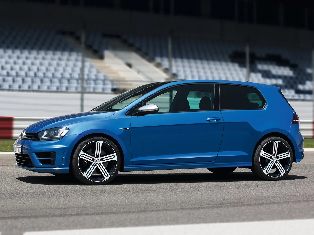 Volkswagen Golf R (2014) – boční profil