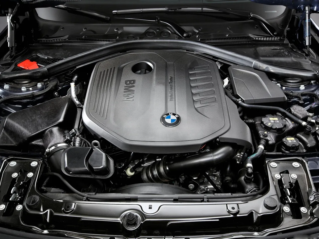 BMW 3-Series (2016) – motorový prostor