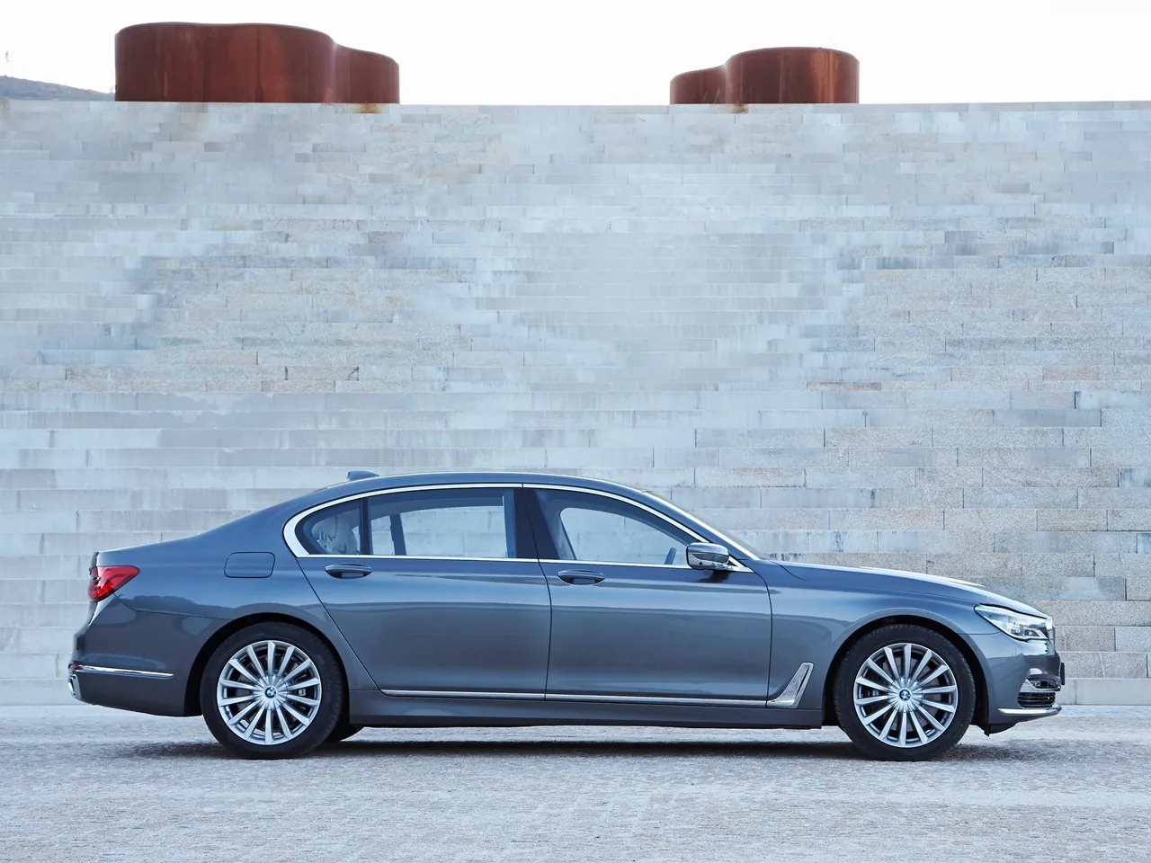 BMW 750Li xDrive (2016) – boční profil