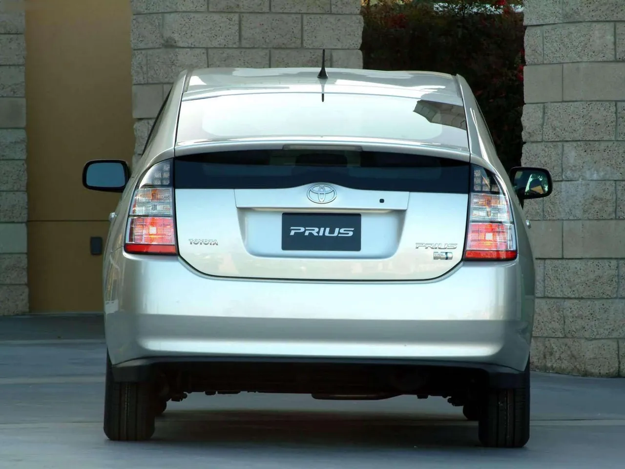 Toyota Prius (2004) - Rear