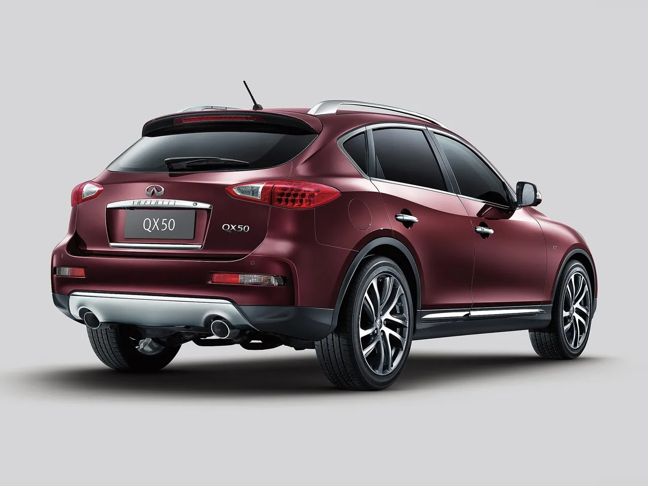 Infiniti QX50 (2016) – zadní tříčtvrteční pohled