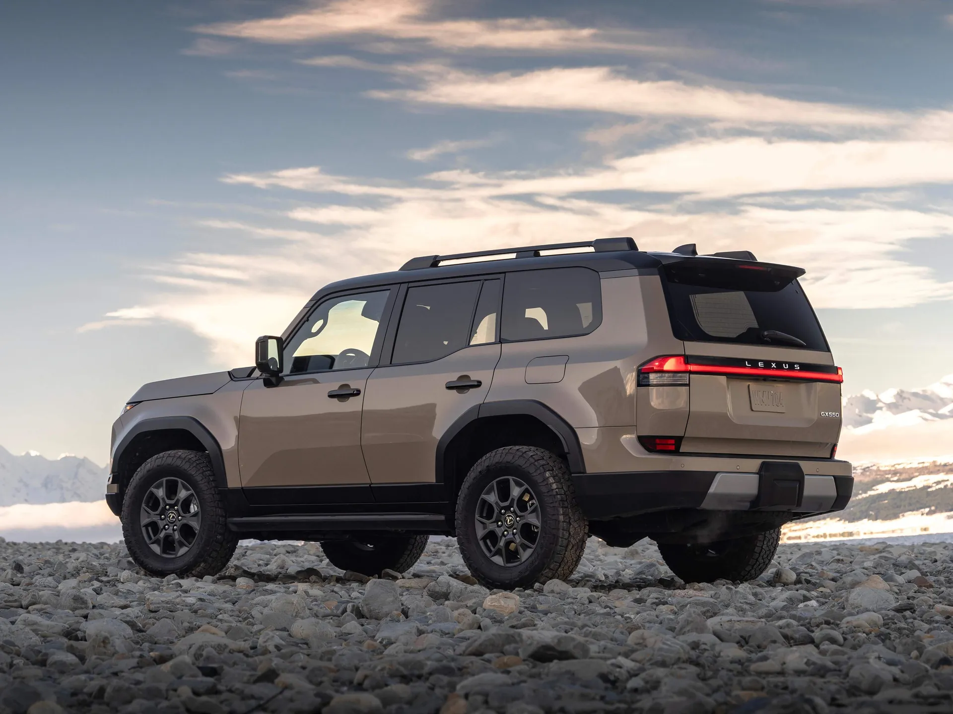 Lexus GX Overtrail (2025) – zadní tříčtvrteční pohled