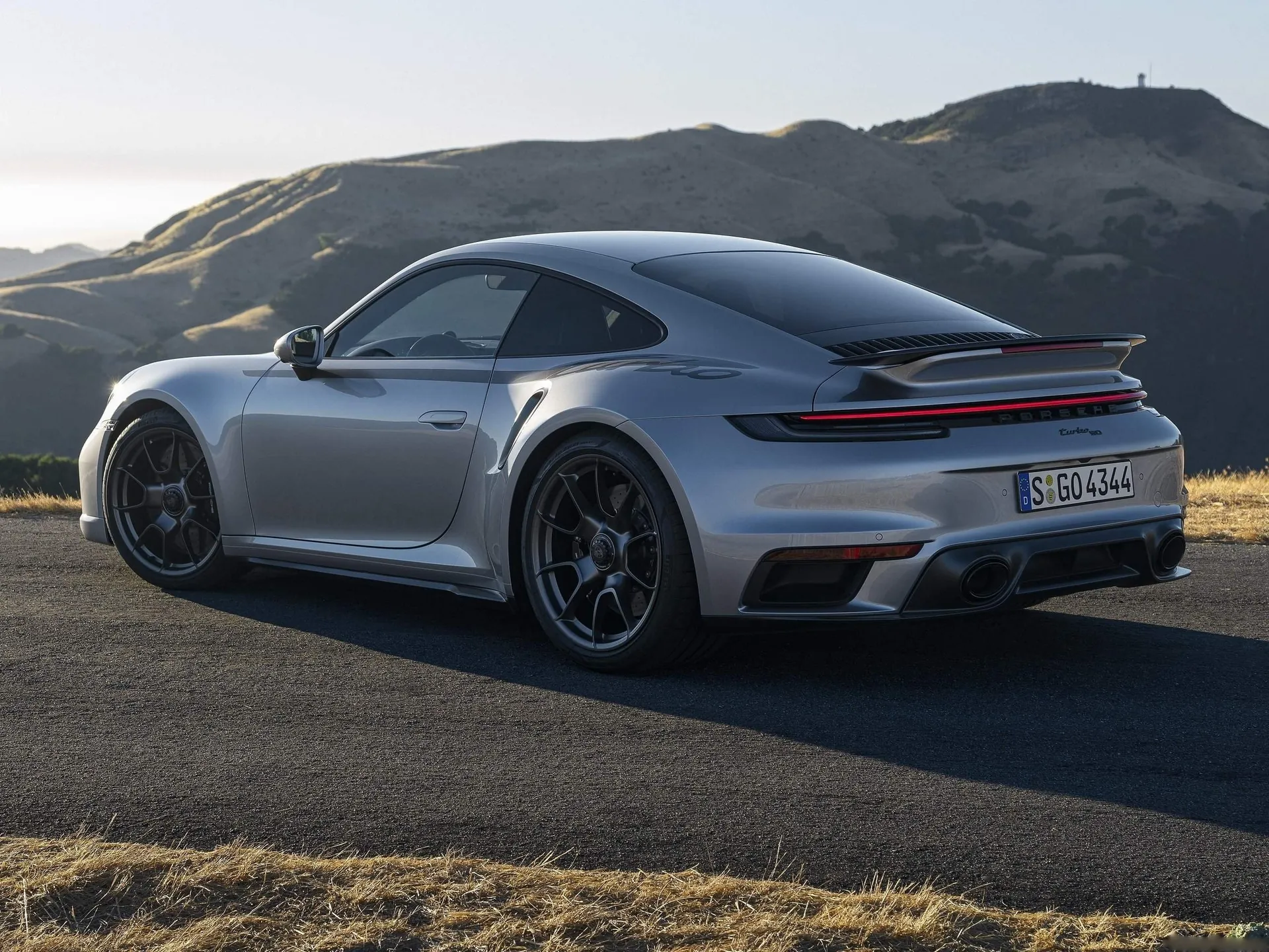 Porsche 911 Turbo 50 Years (2024) – zadní tříčtvrteční pohled