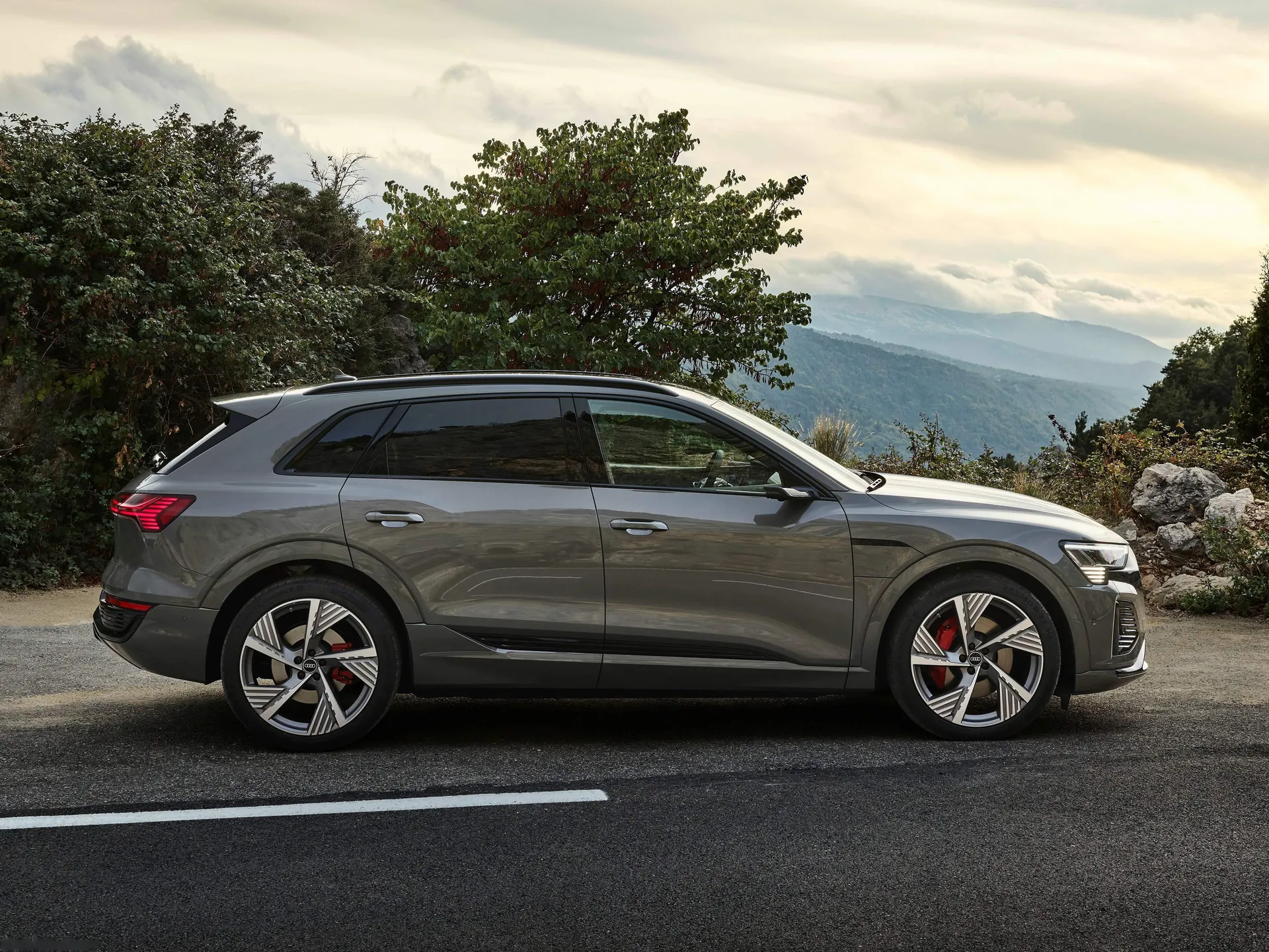 Audi Q8 e-tron quattro (2024) – boční profil