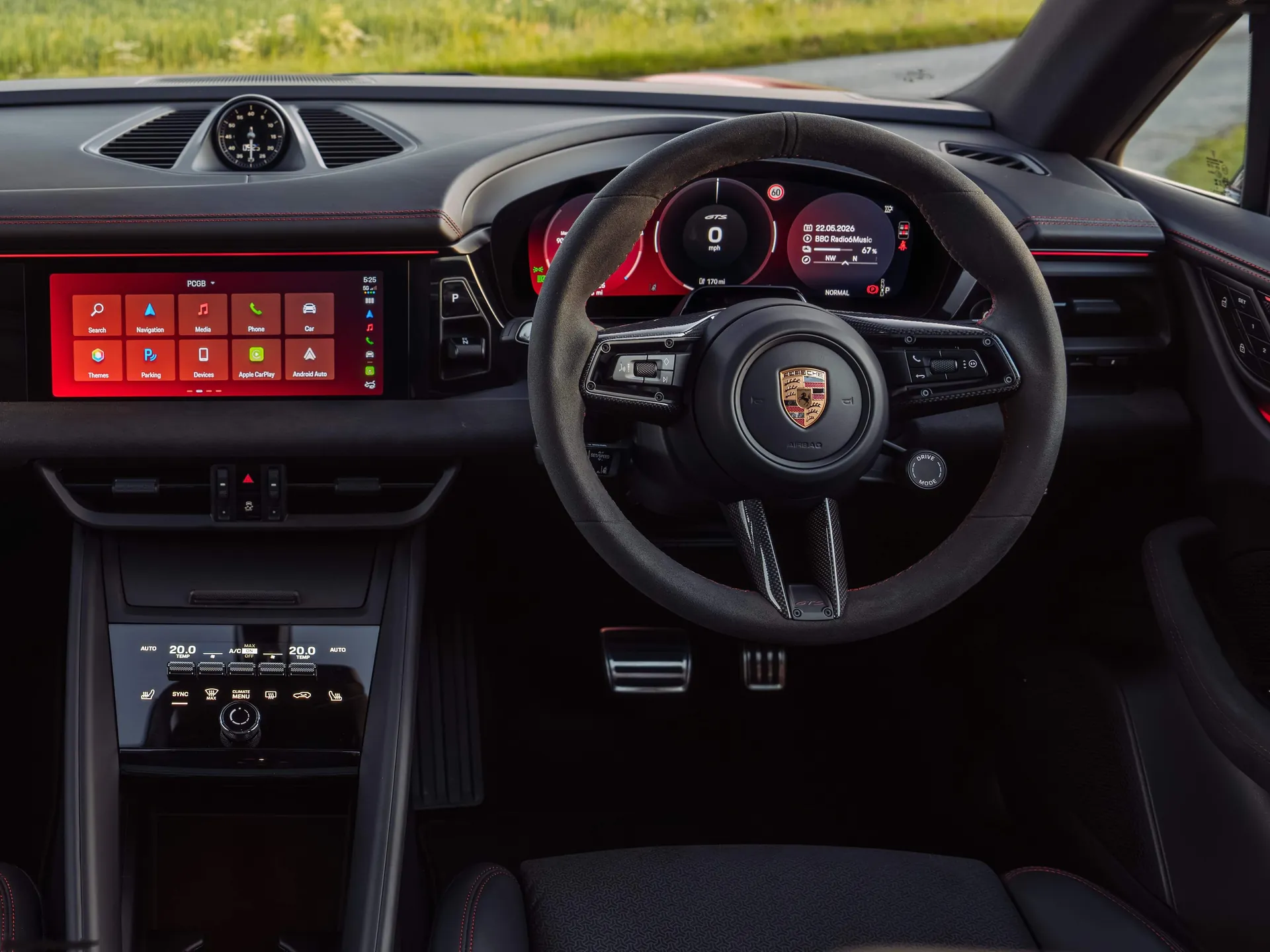 Porsche Macan GTS [UK] (2026) – interiér