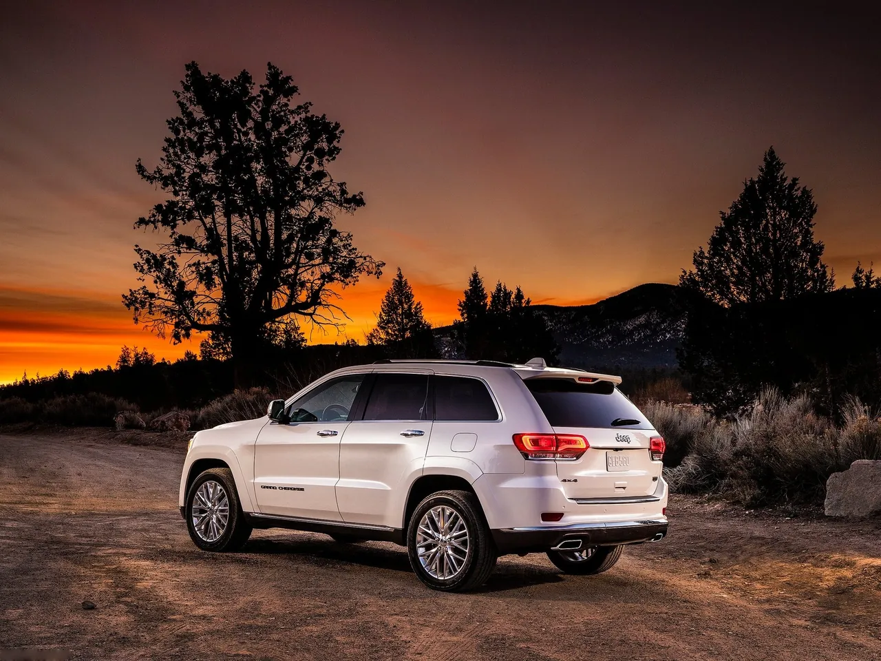 Jeep Grand Cherokee Summit (2017) – zadní tříčtvrteční pohled