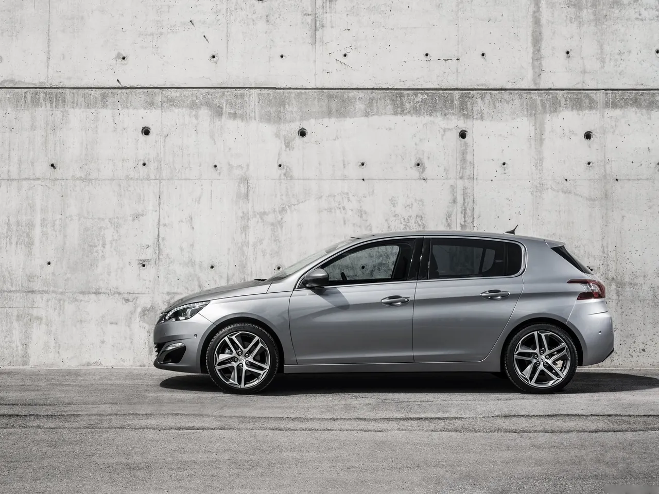 Peugeot 308 (2014) – boční profil