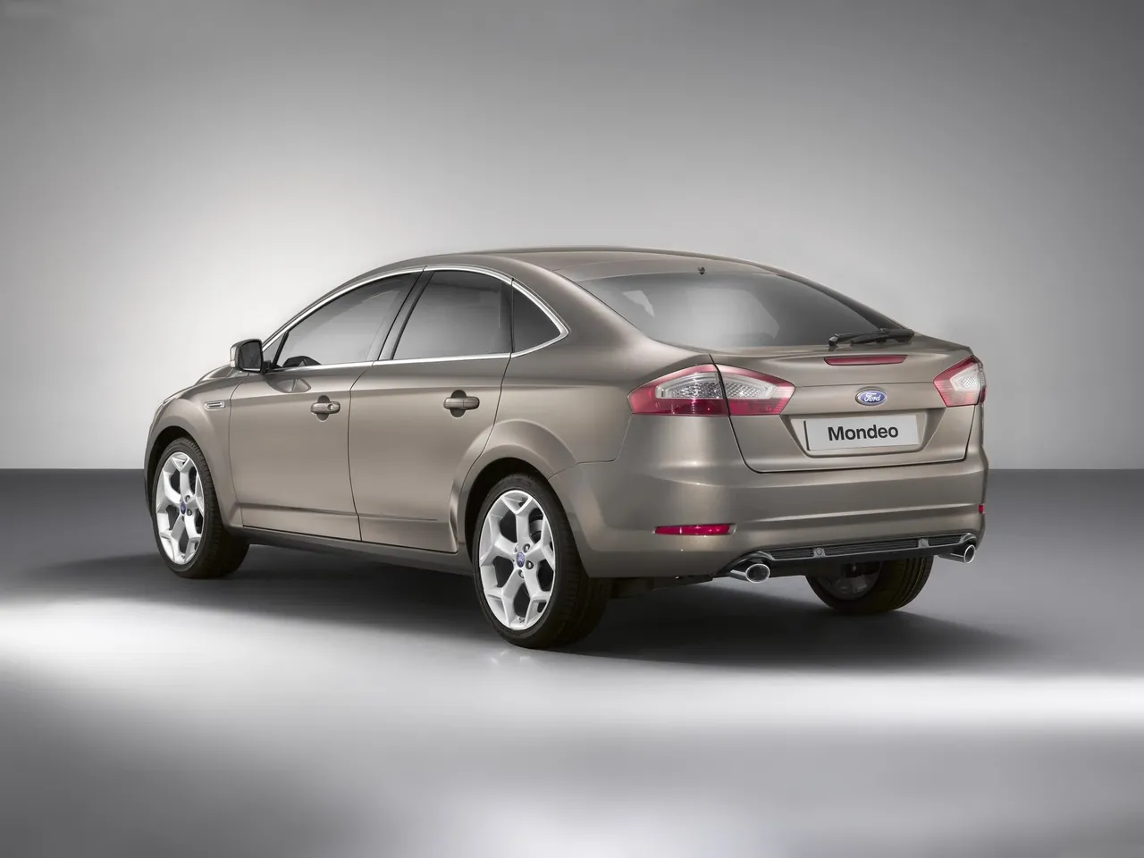 Ford Mondeo (2011) – zadní tříčtvrteční pohled