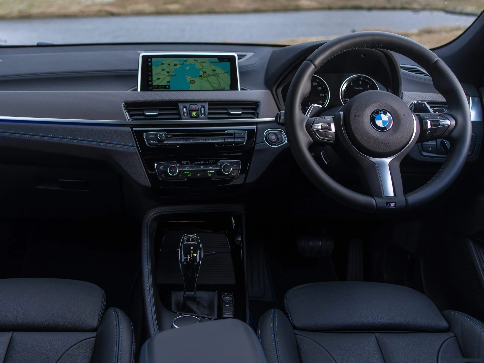 BMW X2 [UK] (2019) – interiér