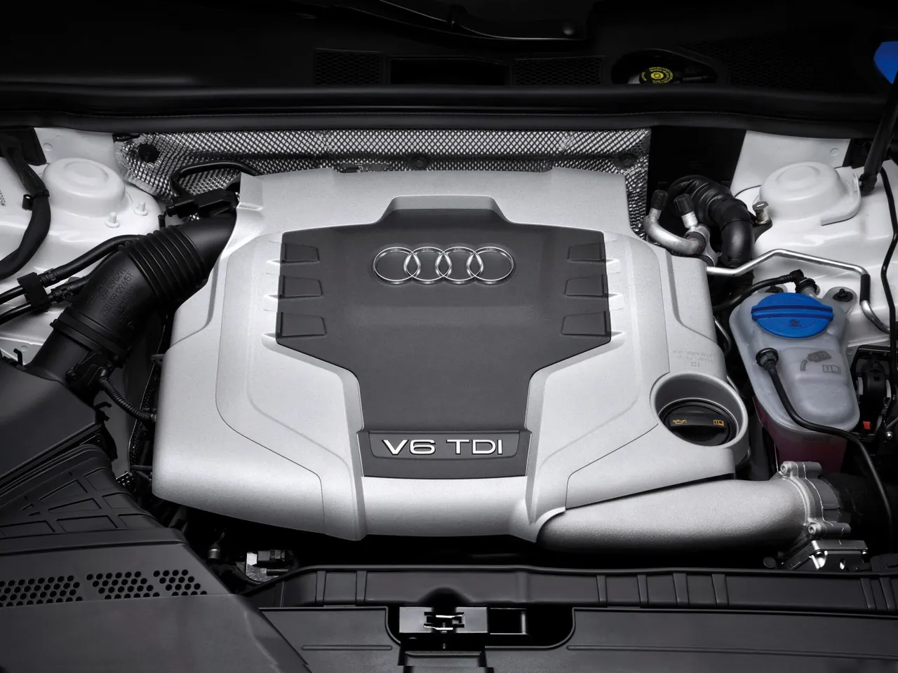 Audi A5 Cabriolet (2010) – motorový prostor
