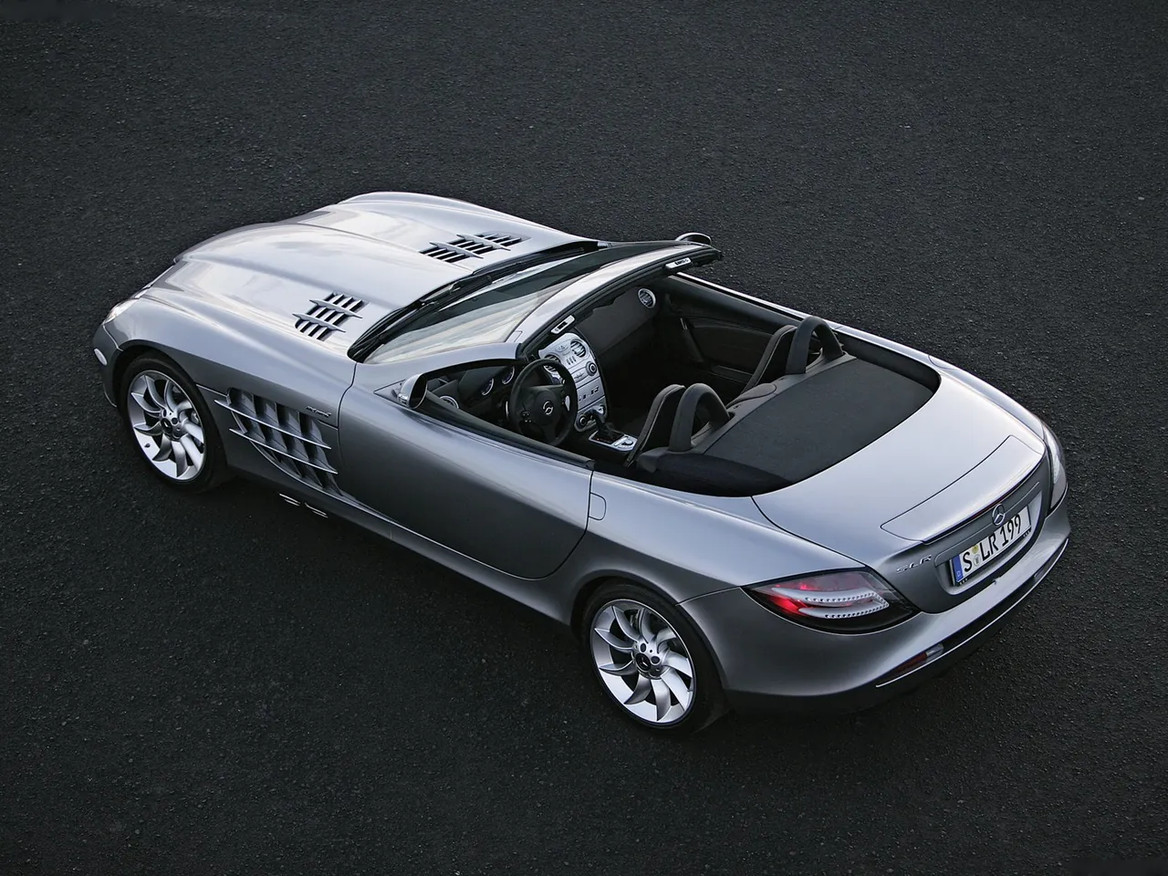 Mercedes-Benz SLR McLaren Roadster (2008) – zadní tříčtvrteční pohled