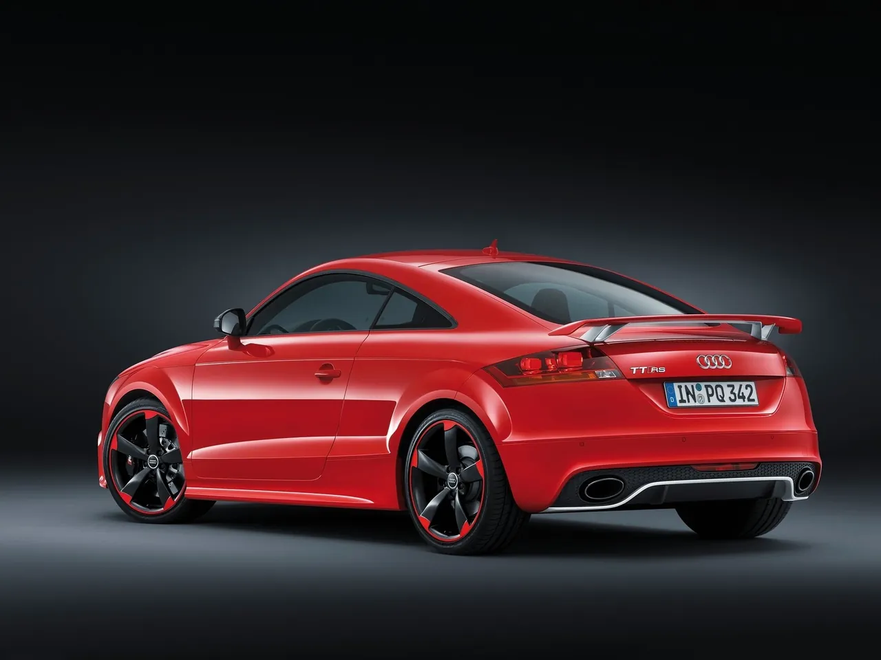 Audi TT RS plus (2013) – zadní tříčtvrteční pohled