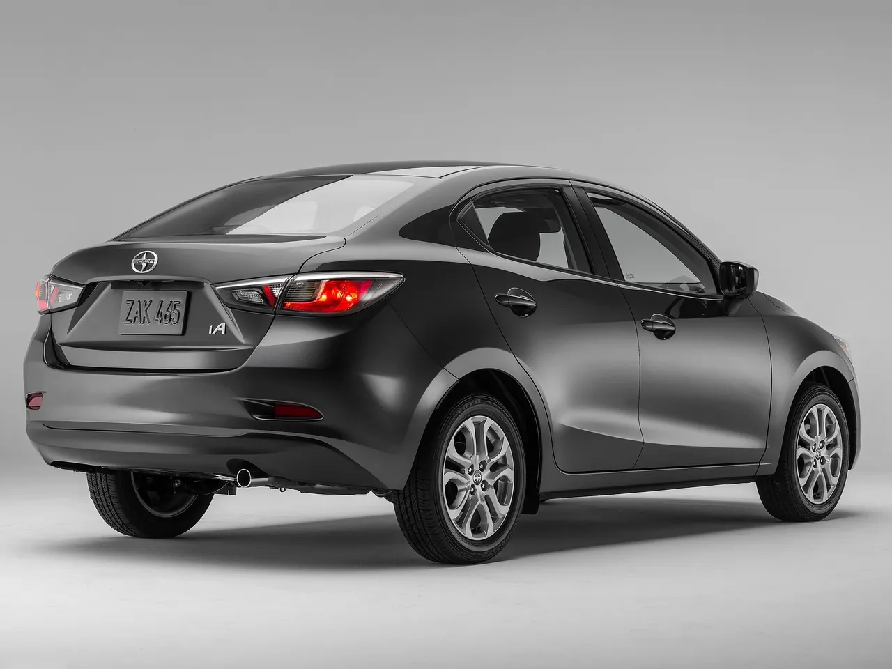 Scion iA (2016) – zadní tříčtvrteční pohled