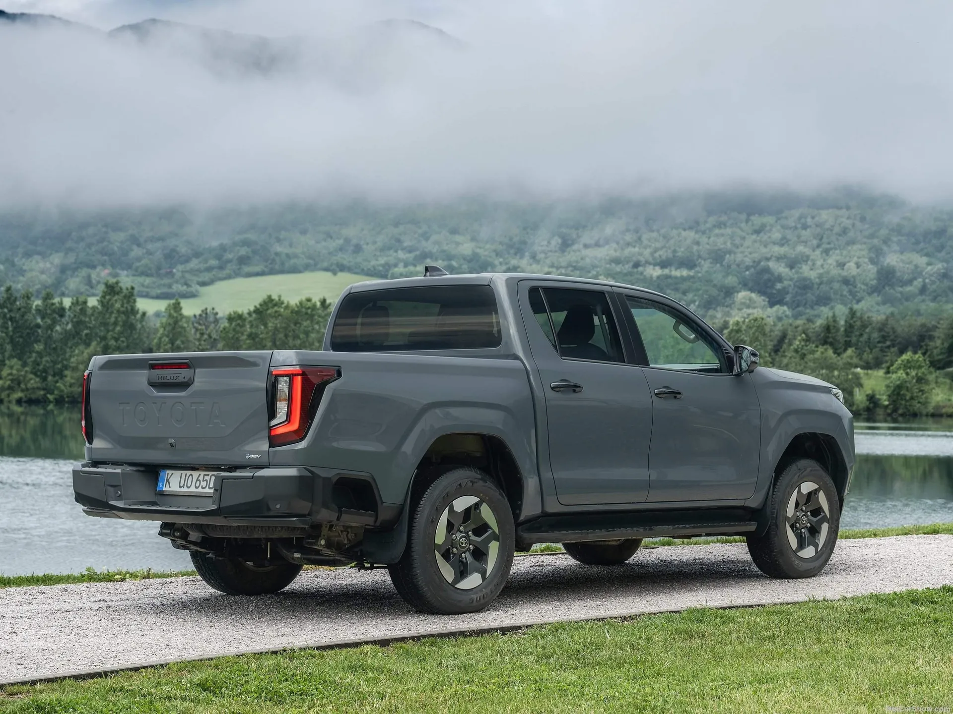 Toyota HiLux BEV (2026) – zadní tříčtvrteční pohled