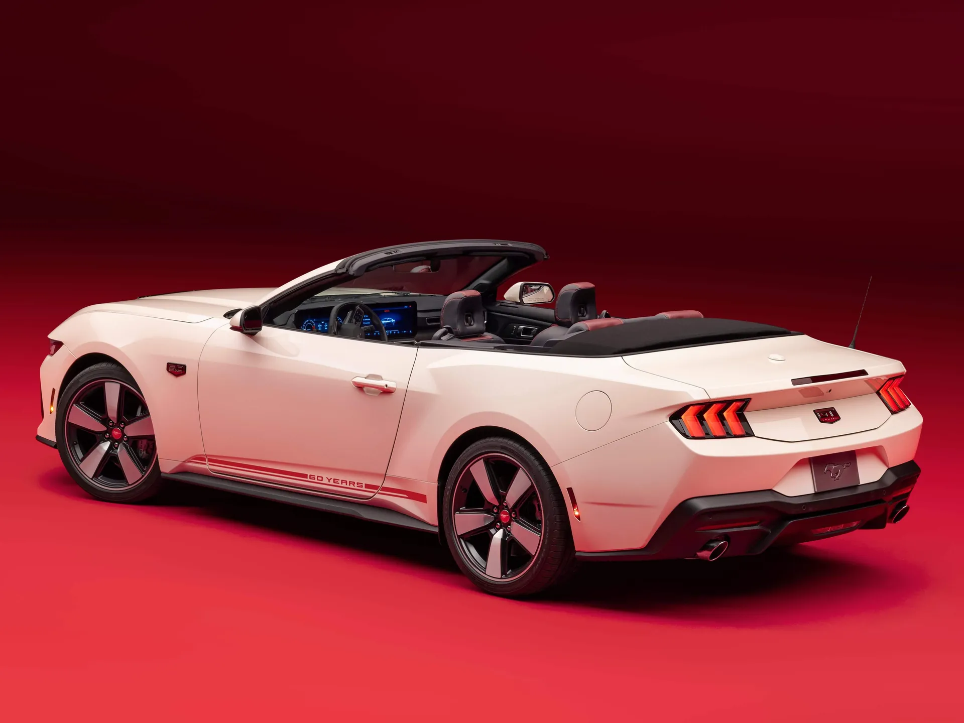 Ford Mustang GT 60th Anniversary Package (2025) – zadní tříčtvrteční pohled
