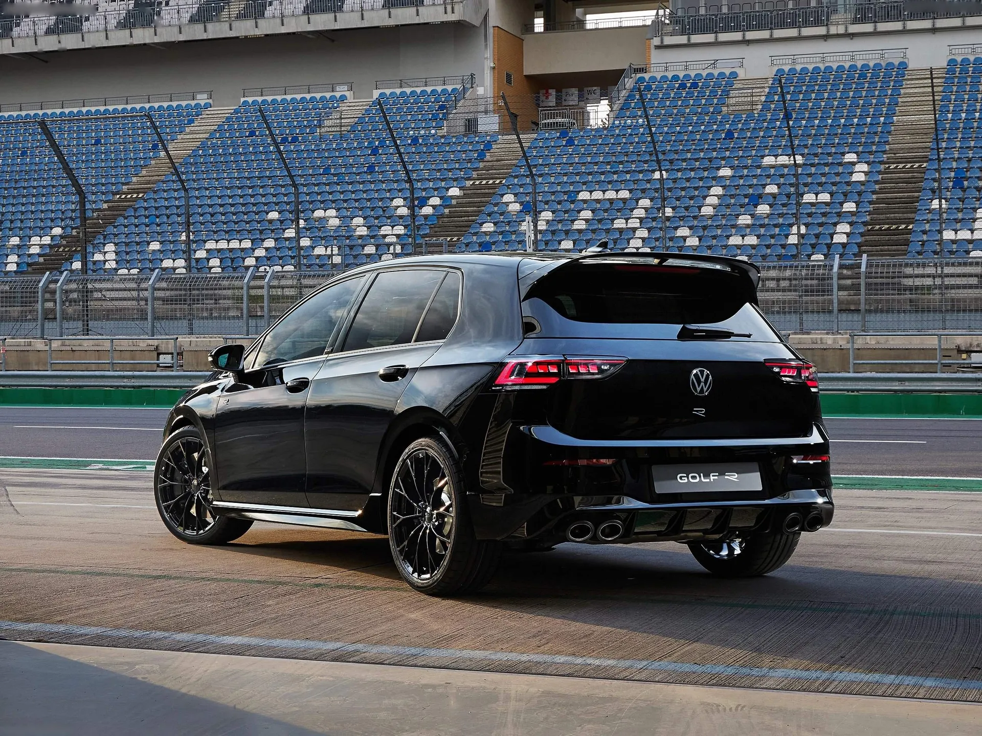 Volkswagen Golf R (2025) – zadní tříčtvrteční pohled