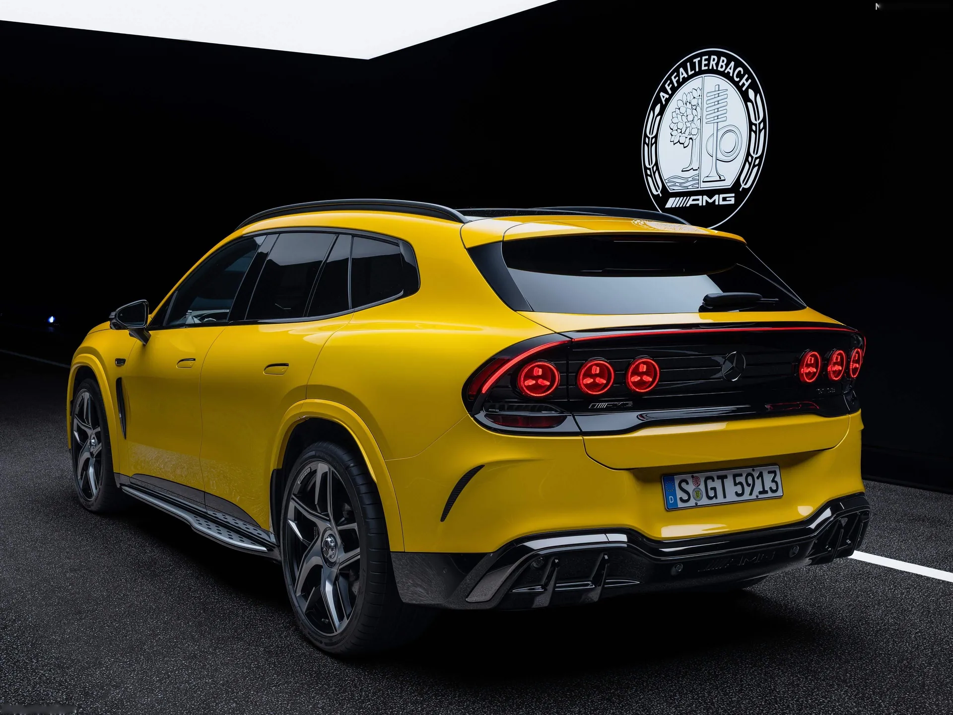 Mercedes-Benz AMG GT SUV (2027) – zadní tříčtvrteční pohled