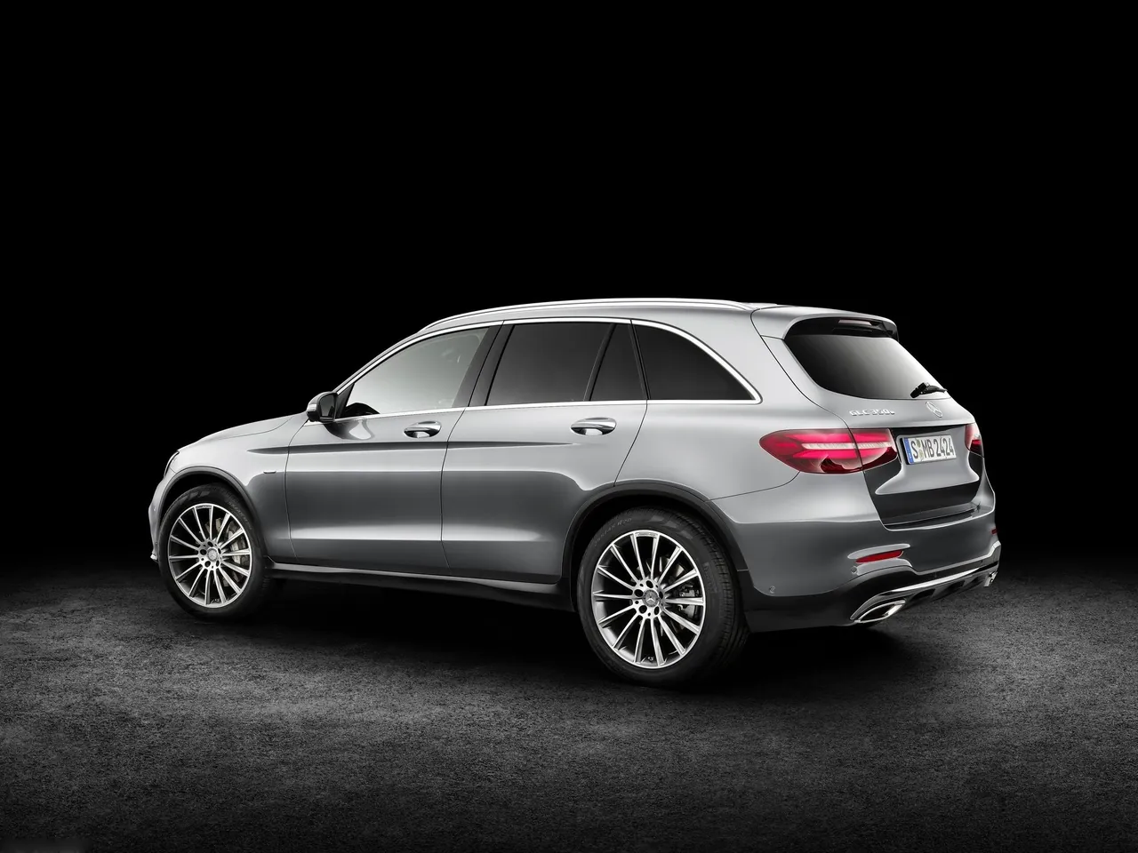 Mercedes-Benz GLC (2016) - Rear Three-Quarter