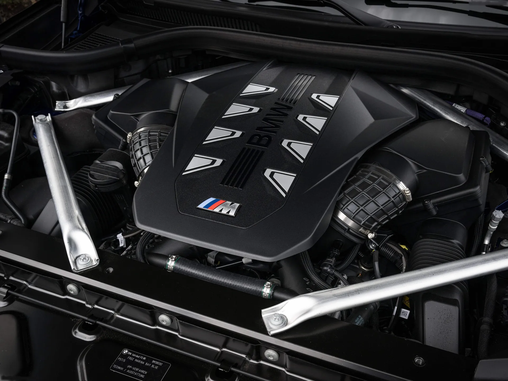BMW X7 M60i (2023) – motorový prostor
