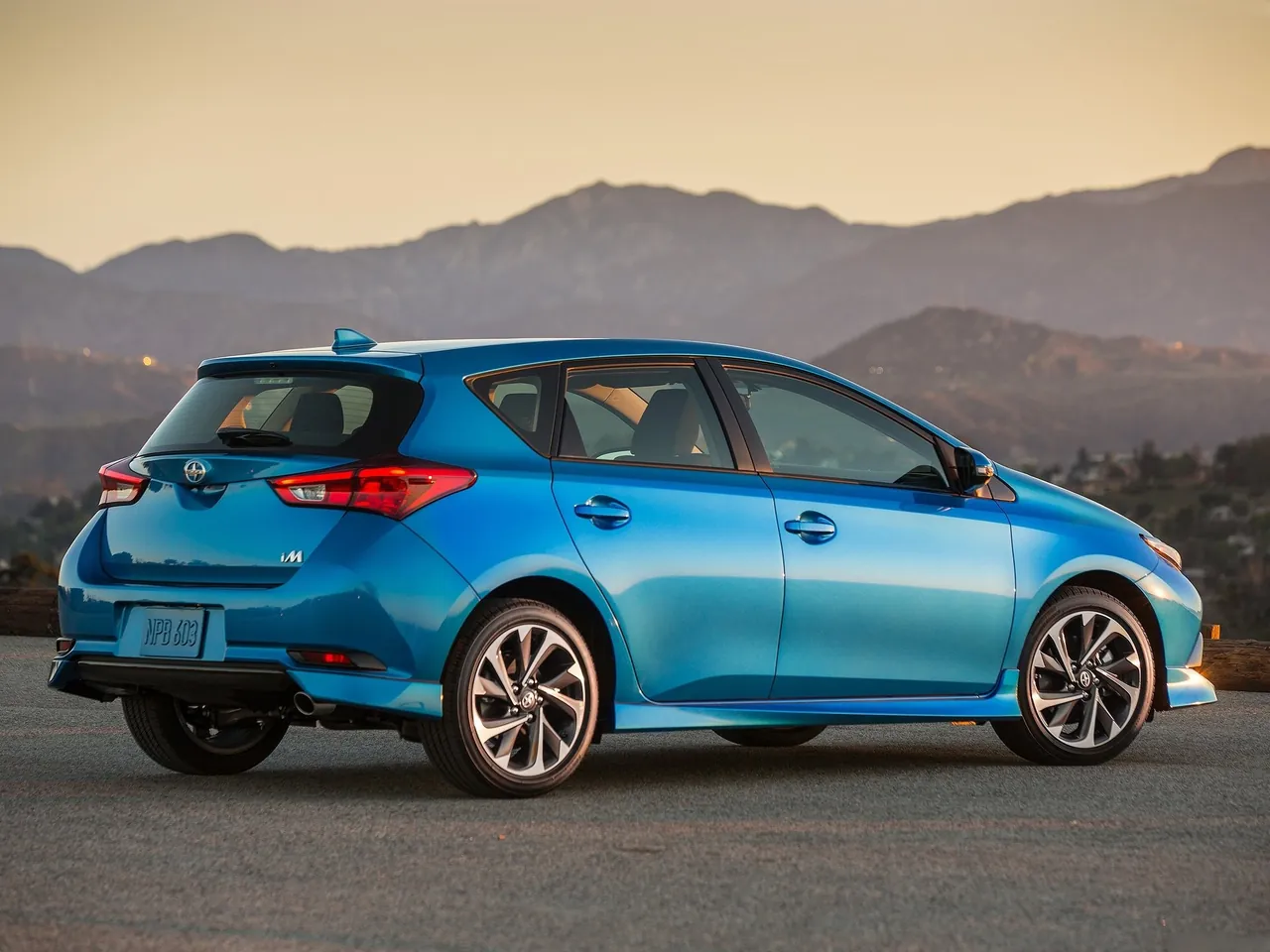 Scion iM (2016) – zadní tříčtvrteční pohled