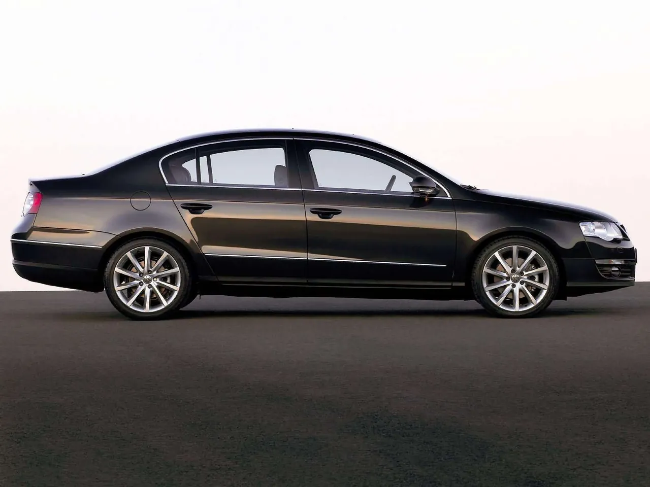 Volkswagen Passat (2006) - Side Profile