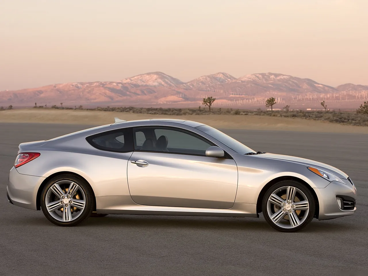 Hyundai Genesis Coupe (2010) – boční profil