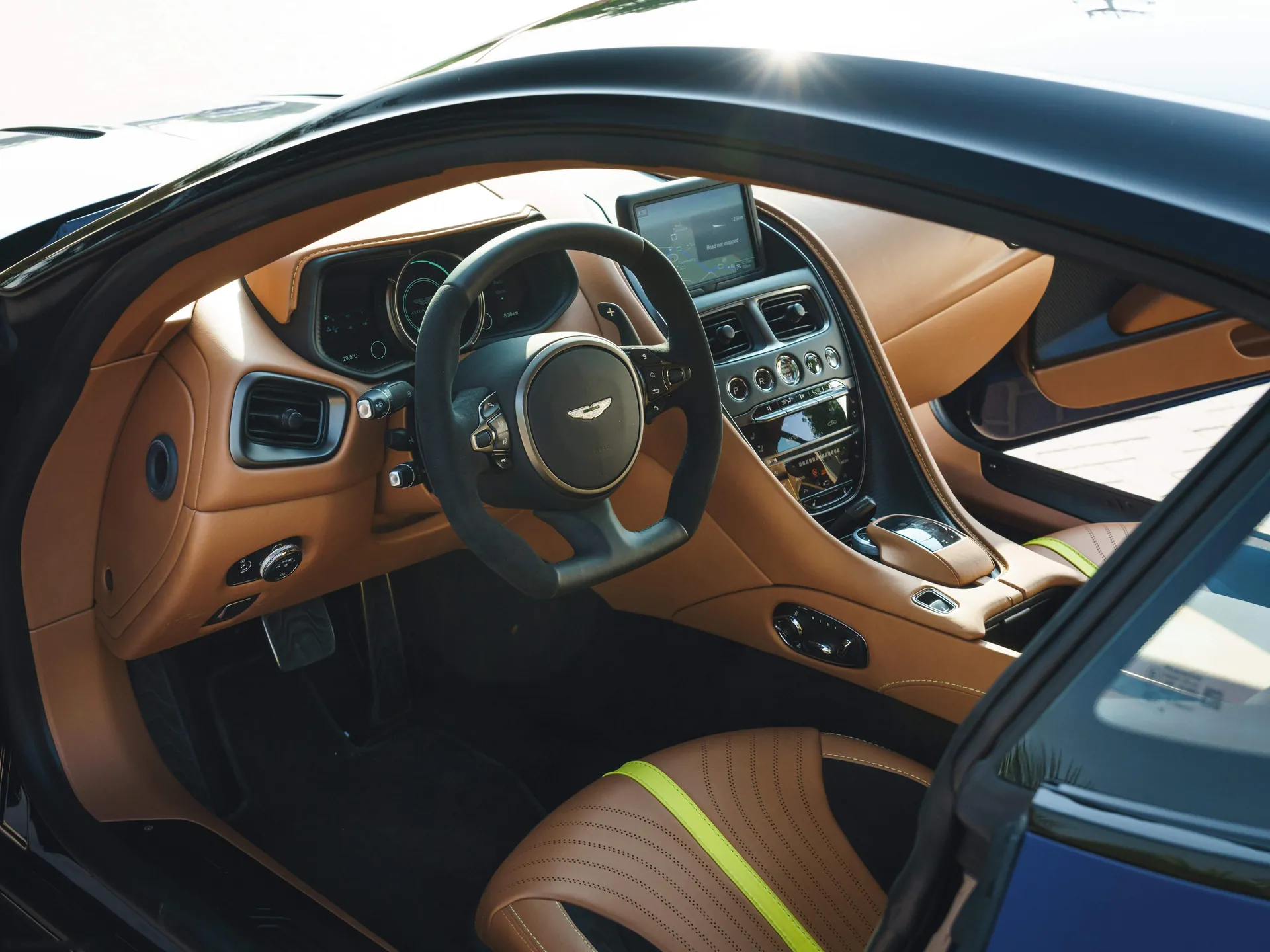 Aston Martin DB11 AMR (2019) – interiér