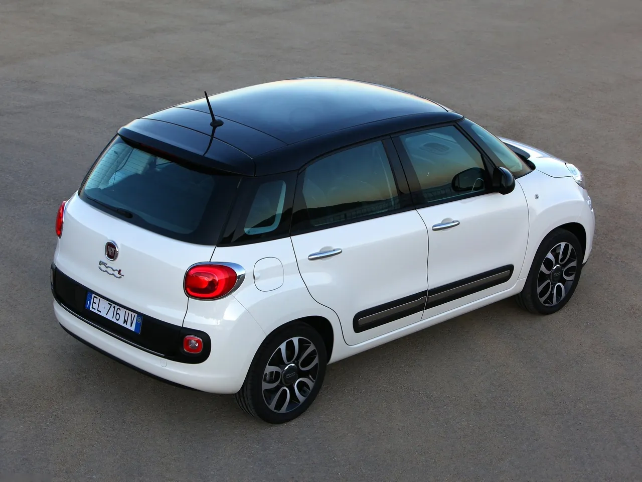 Fiat 500L (2013) – zadní tříčtvrteční pohled