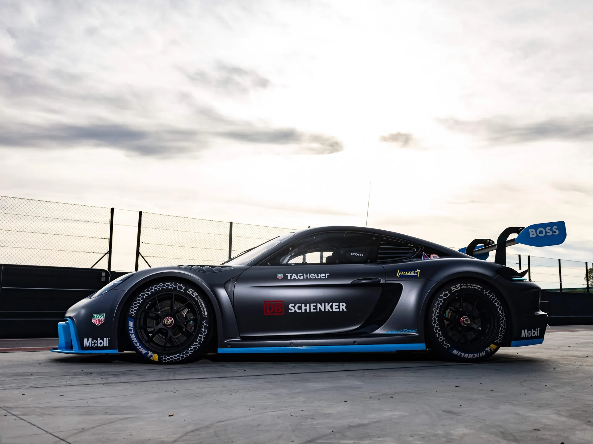 Porsche 718 GT4 e-Performance Concept (2022) – boční profil