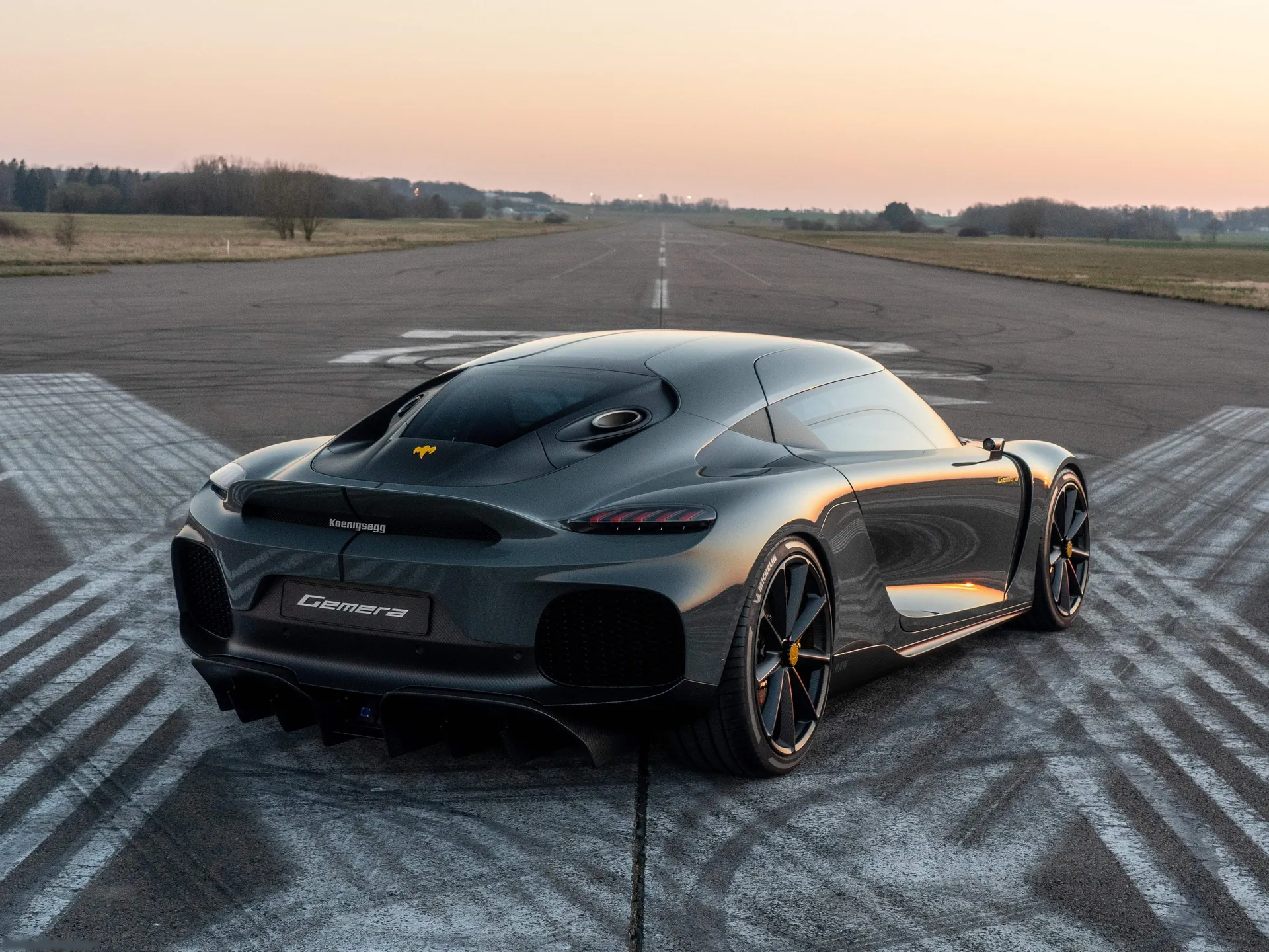 Koenigsegg Gemera (2021) – zadní tříčtvrteční pohled