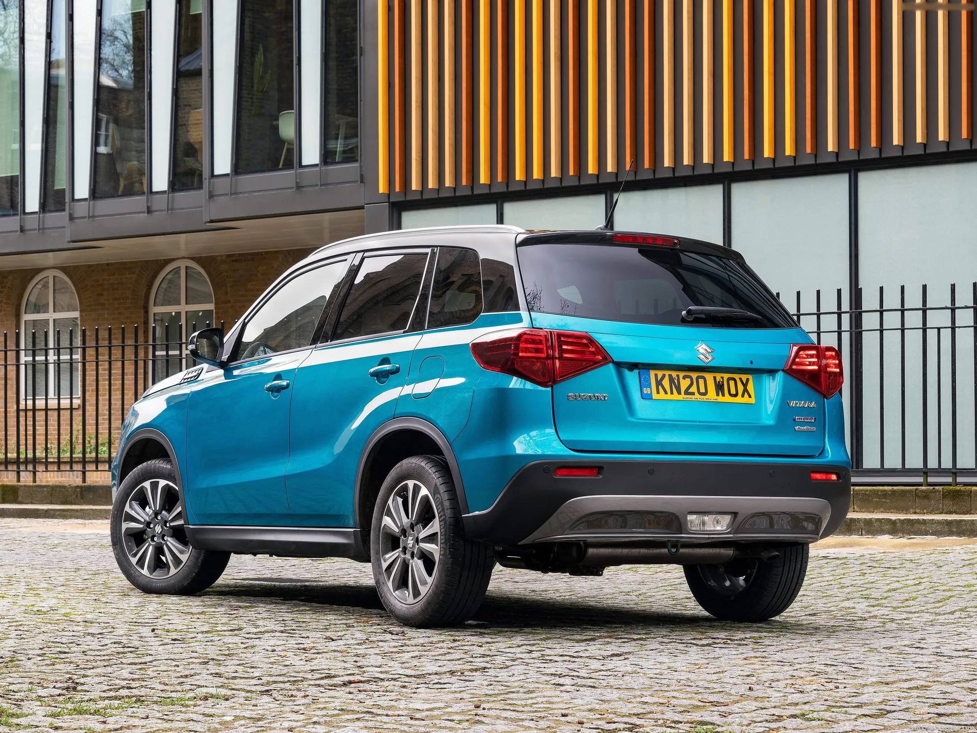 Suzuki Vitara Hybrid (2020) – zadní tříčtvrteční pohled