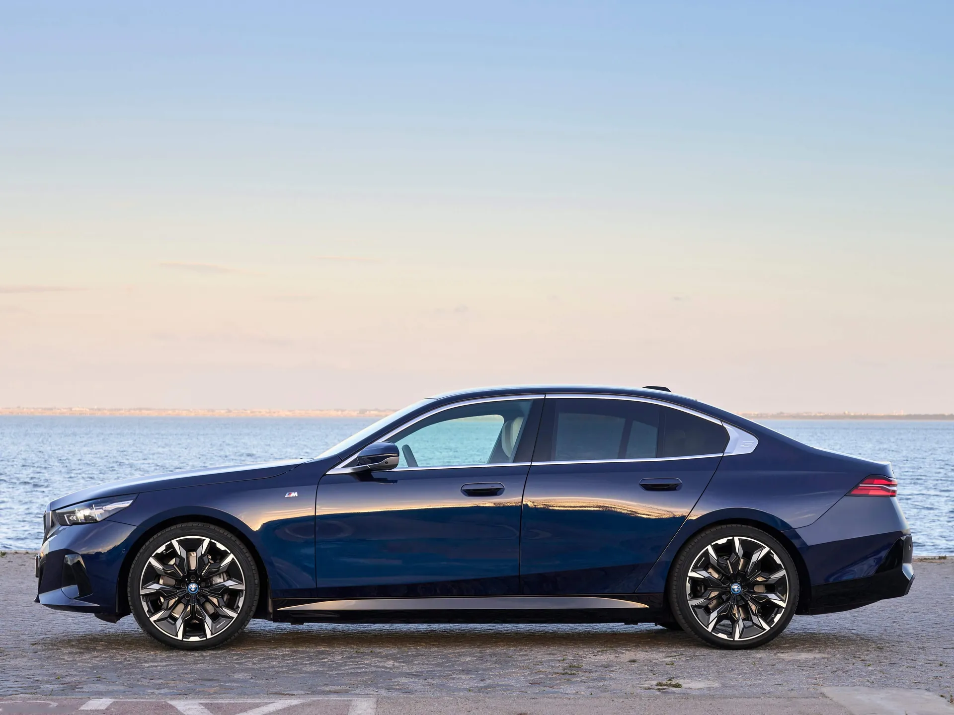 BMW i5 (2024) – boční profil