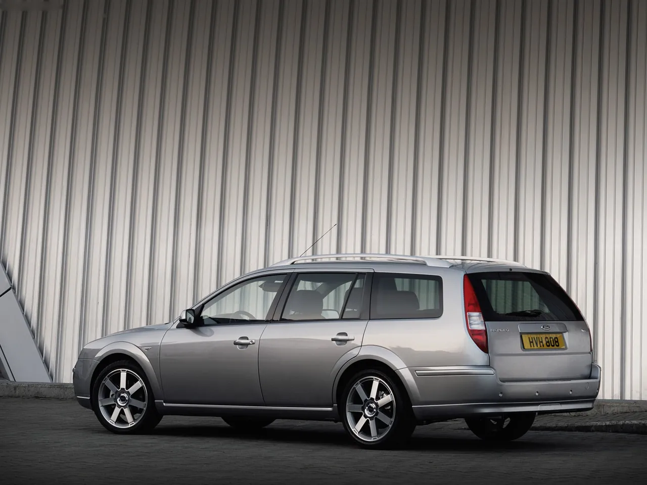 Ford Mondeo Estate (2005) – zadní tříčtvrteční pohled