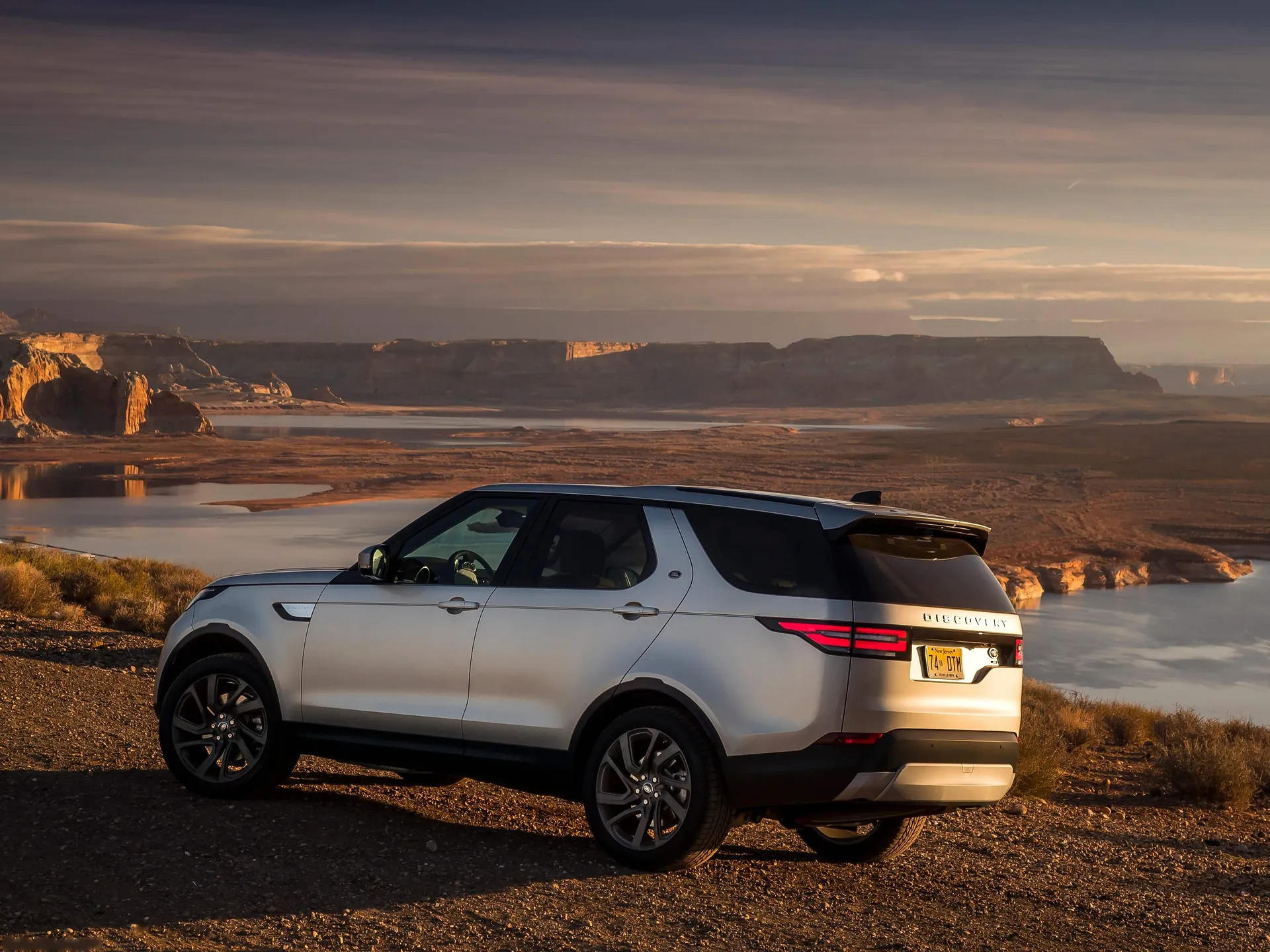 Land Rover Discovery Sd4 (2017) - Rear Three-Quarter