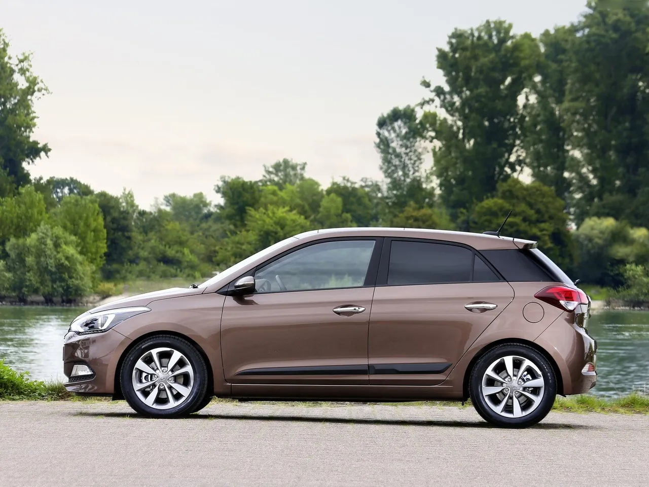 Hyundai i20 (2015) – boční profil