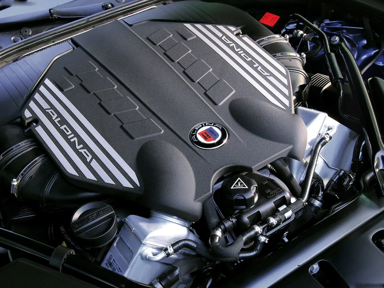 Alpina BMW B5 Bi-Turbo (2011) – motorový prostor