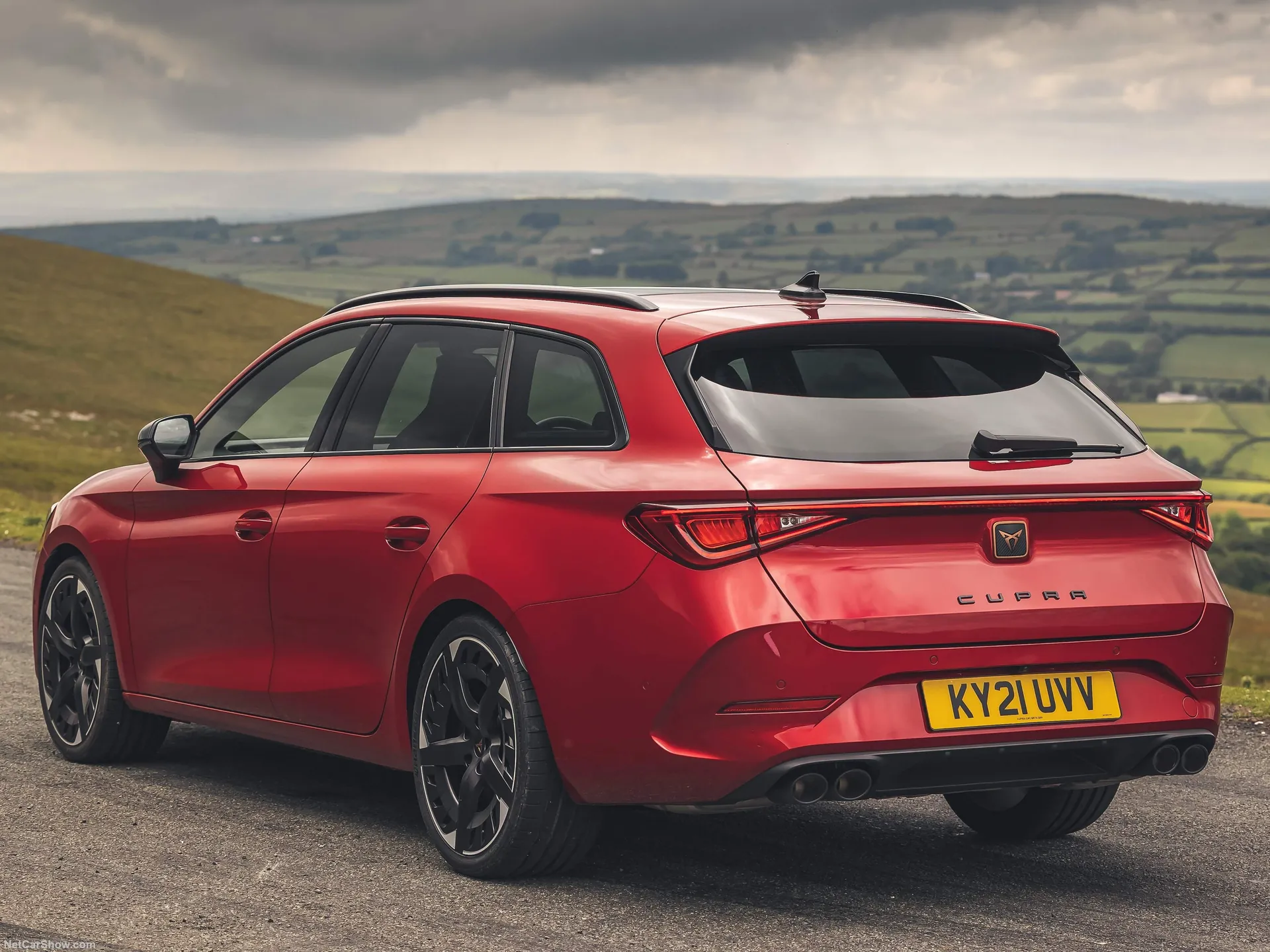Cupra Leon Estate [UK] (2021) – zadní tříčtvrteční pohled