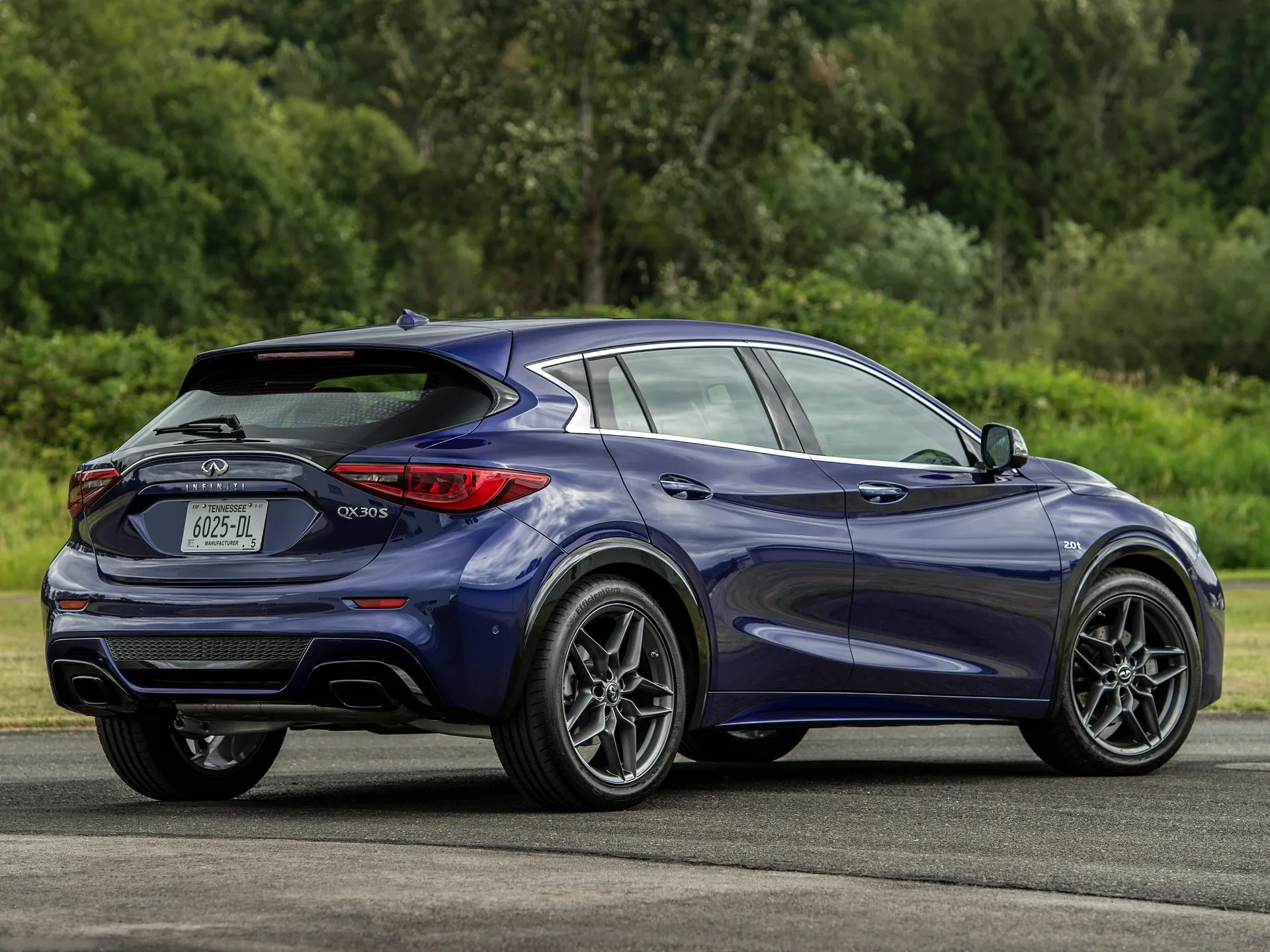 Infiniti QX30 (2017) – zadní tříčtvrteční pohled