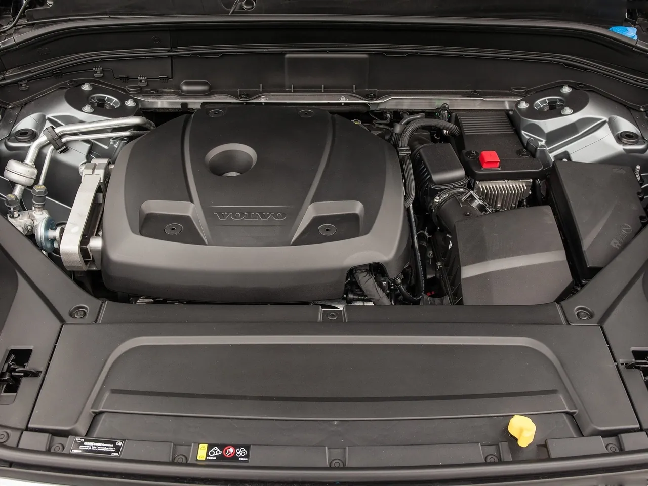 Volvo XC90 [UK] (2015) – motorový prostor