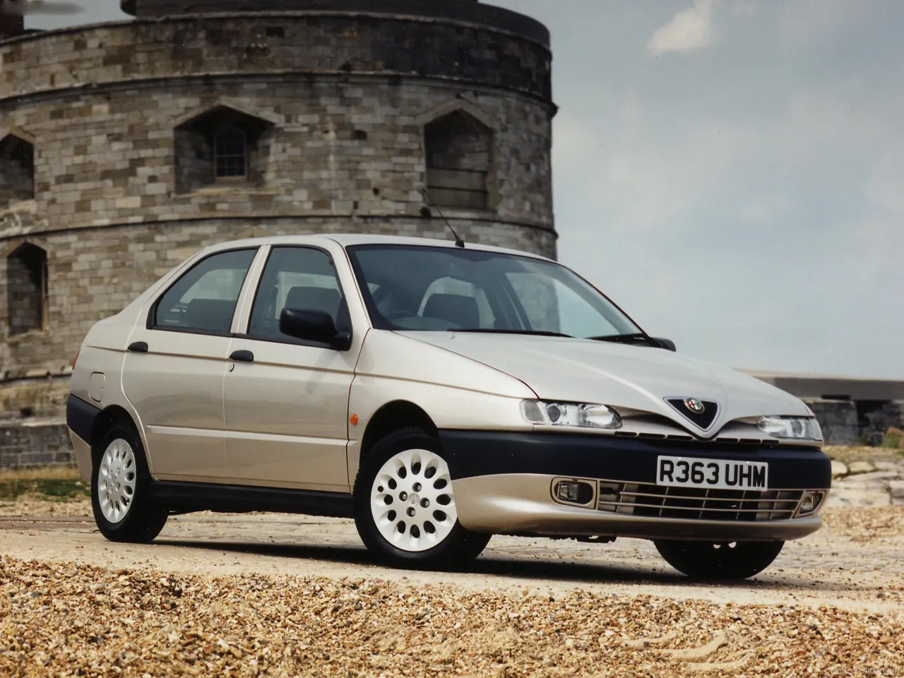 Alfa Romeo 146 (1997) - Front Three-Quarter