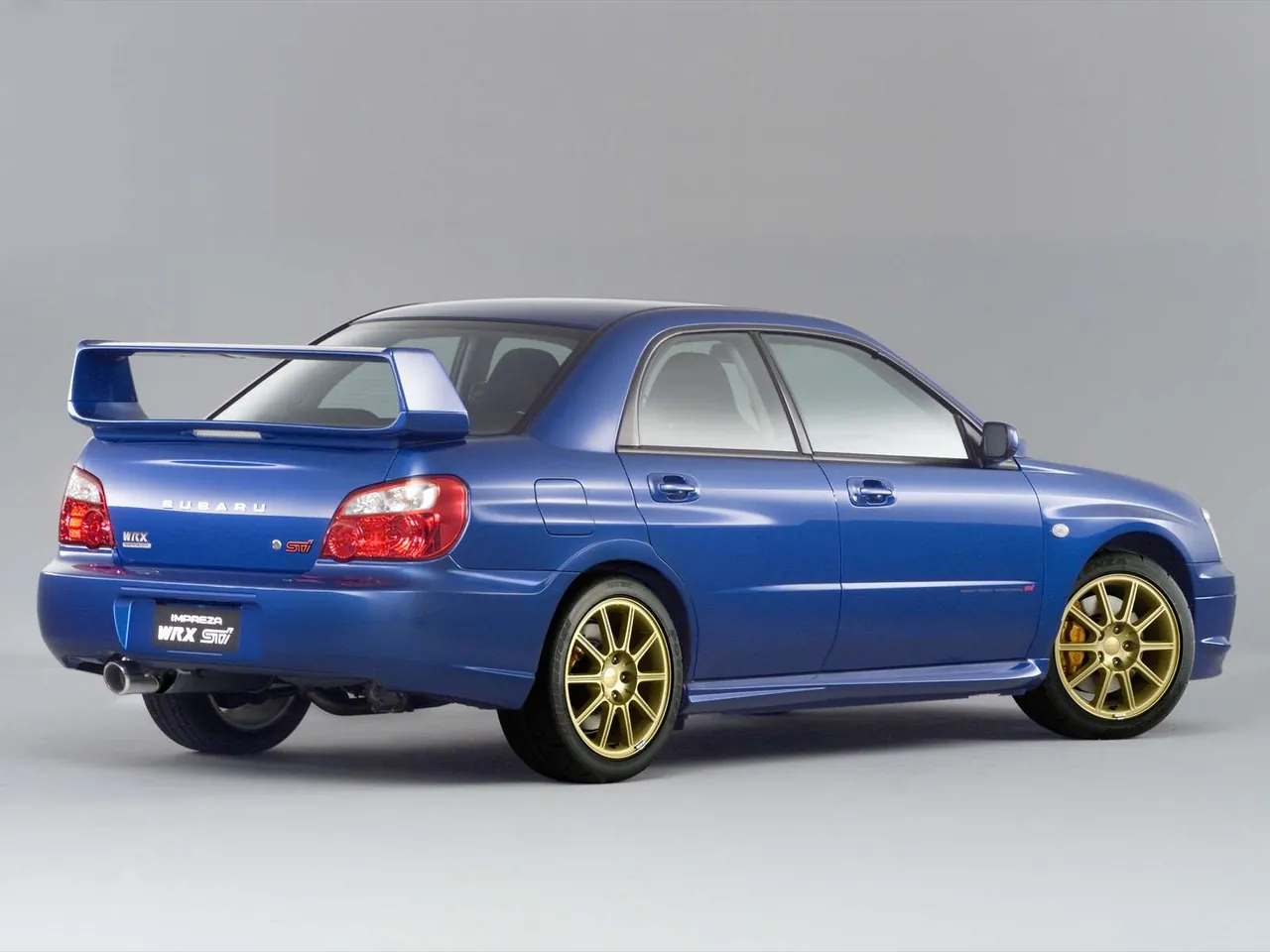Subaru Impreza WRX STi (2004) – zadní tříčtvrteční pohled