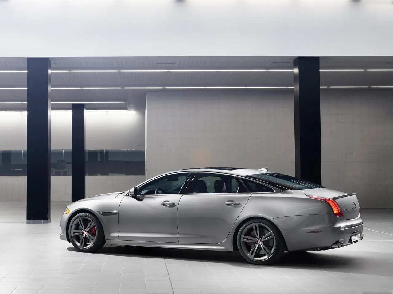 Jaguar XJR (2014) – zadní pohled