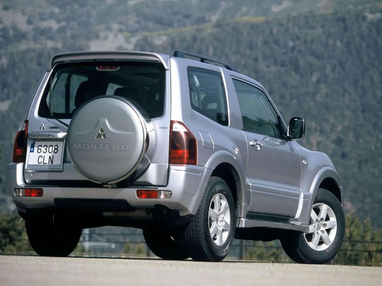 Mitsubishi Montero GLS 3door [EU] (2005) - Rear Three-Quarter