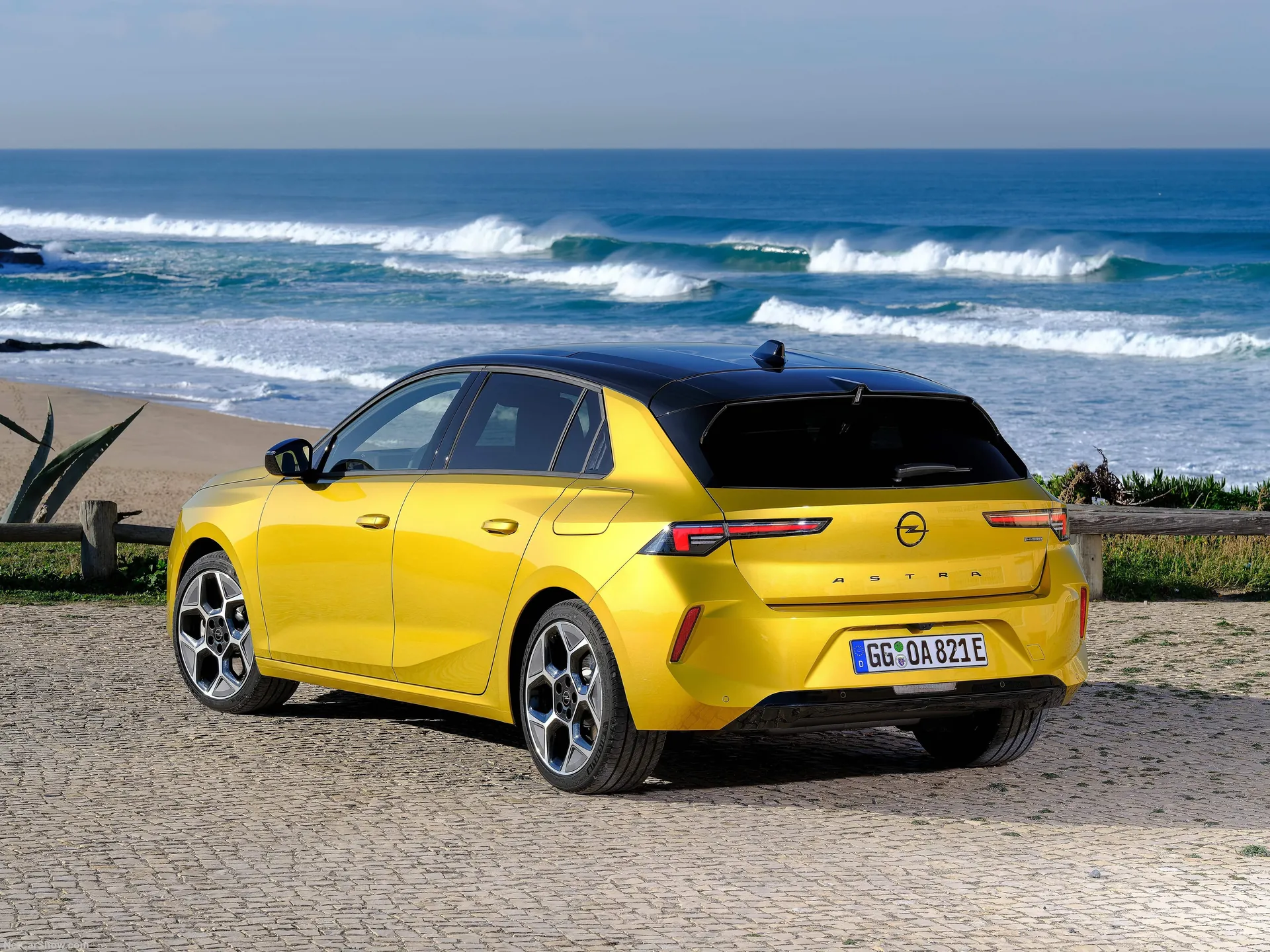Opel Astra (2022) – zadní tříčtvrteční pohled