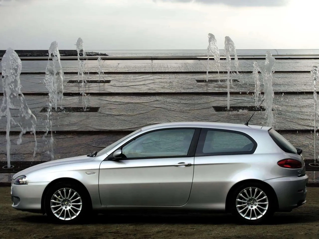 Alfa Romeo 147 3door (2004) – boční profil