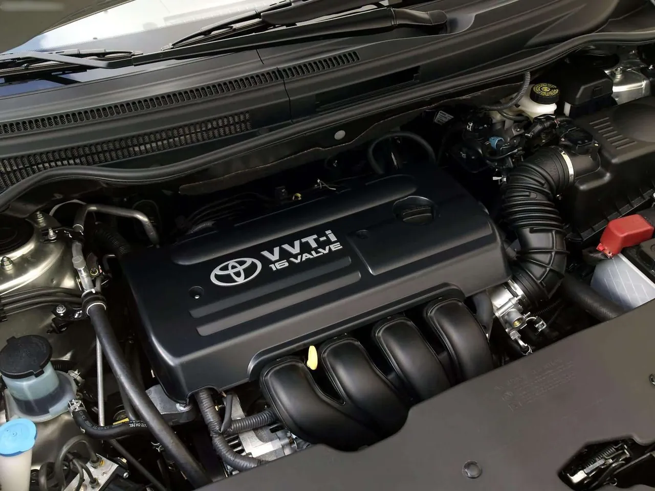 Toyota Corolla Verso VVTi (2004) - Engine Bay