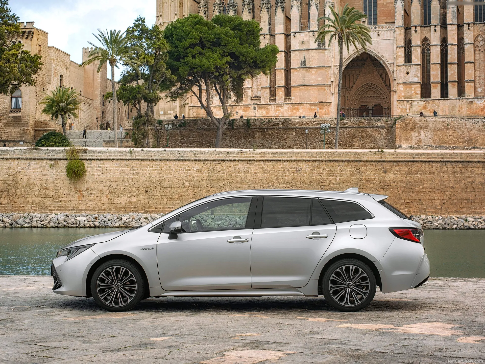 Toyota Corolla Touring Sports (2019) – boční profil